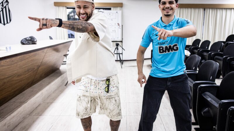 Depois de 13 anos, Neymar refaz dancinha com torcedor do Santos que venceu leucemia