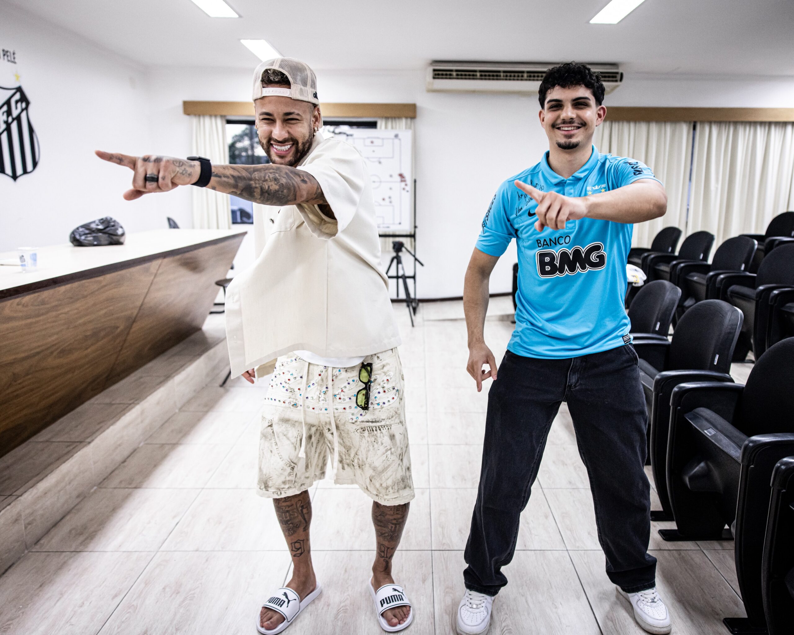 Depois de 13 anos, Neymar refaz dancinha com torcedor do Santos que venceu leucemia