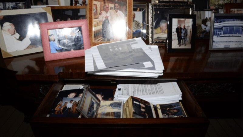 Pelo menos 16 imagens desaparecem de página do governo Trump com documentos sobre caso Epstein