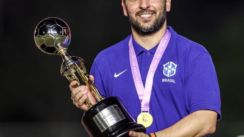 Vasco anuncia Rubens Franco, novo técnico do futebol feminino
