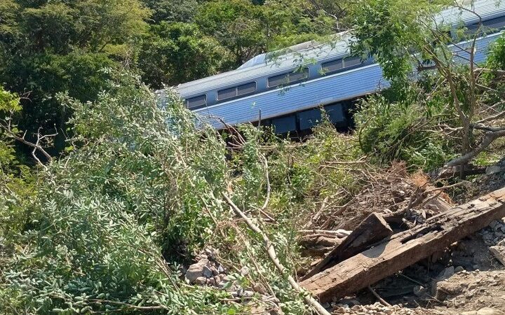 Trem interoceânico com 241 passageiros e nove tripulantes descarrila em Nizanda, no México