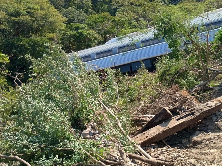 Trem interoceânico com 241 passageiros e nove tripulantes descarrila em Nizanda, no México
