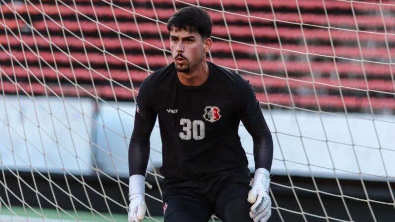 Novo goleiro do Santa Cruz elogia Felipe Alves e Rokenedy, e mira disputa por posição