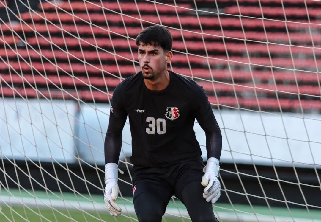 Novo goleiro do Santa Cruz elogia Felipe Alves e Rokenedy, e mira disputa por posição