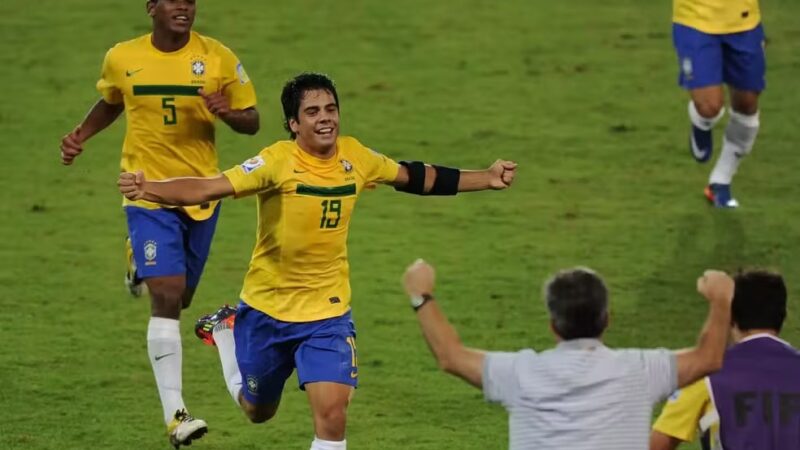 Gama anuncia a contratação do atacante Henrique Almeida