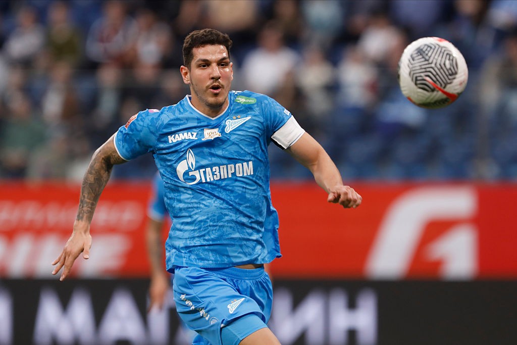 Nino chega ao Brasil de férias, e Fluminense prepara investida pelo zagueiro