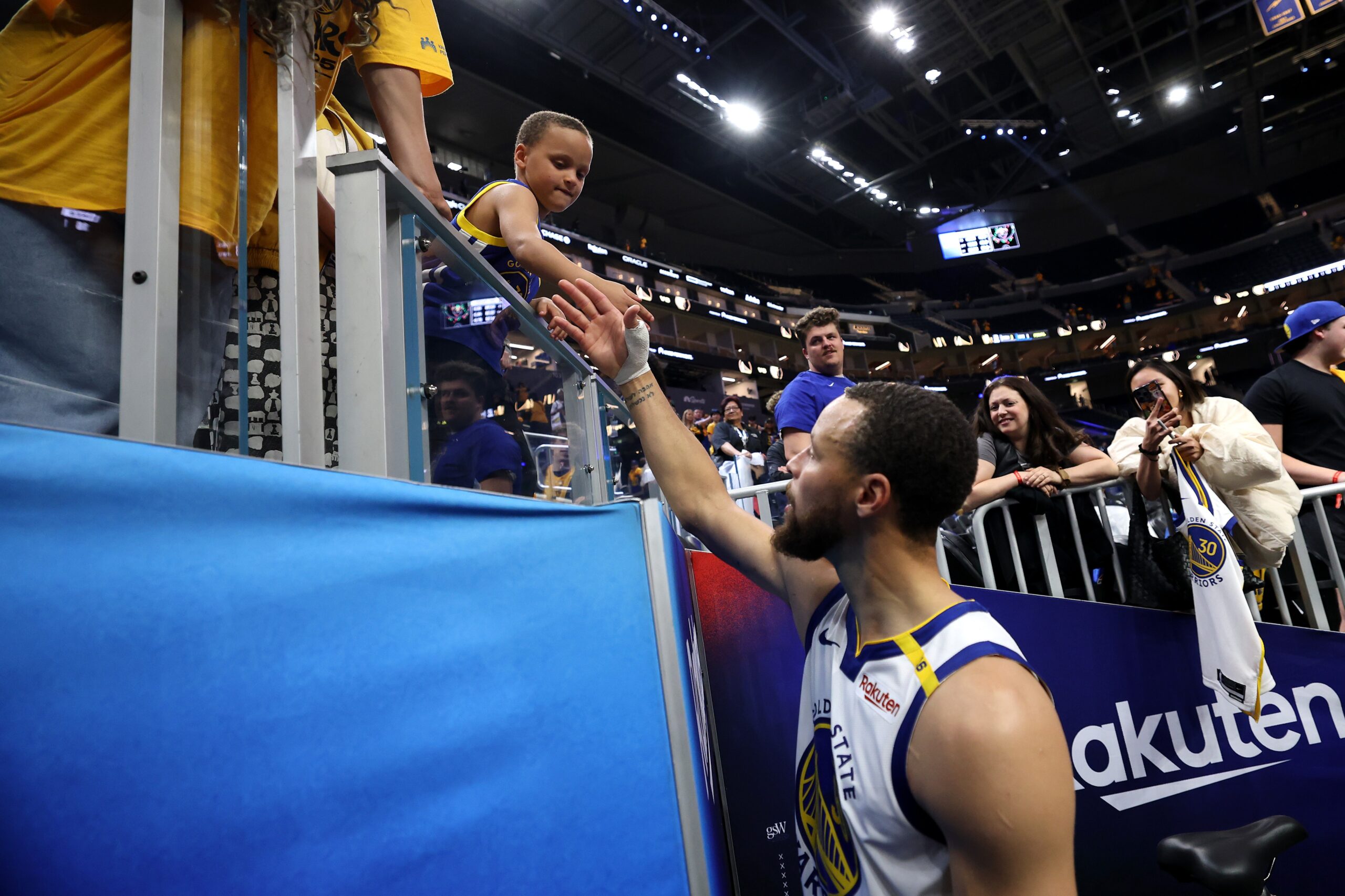 Filho de Stephen Curry impressiona com talento no basquete aos 7 anos; veja vídeo