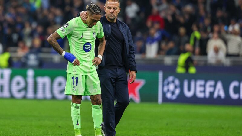 Hansi Flick critica ausência de Raphinha na seleção da temporada da Fifa: “É uma piada”