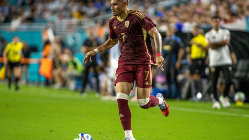 Mendoza é adquirido em definitivo pelo Kryvbas, e Botafogo mantém tratativas para ter o atacante