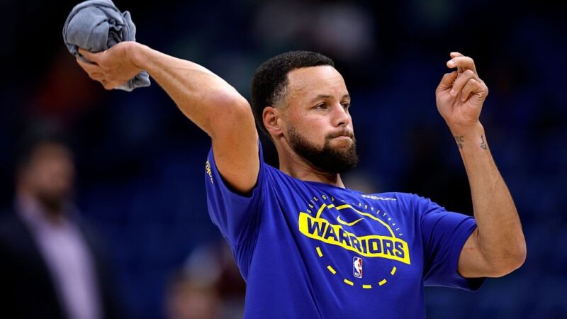 NBA: Curry arremessa de fora da quadra e acerta cesta antes de jogo do Warriors