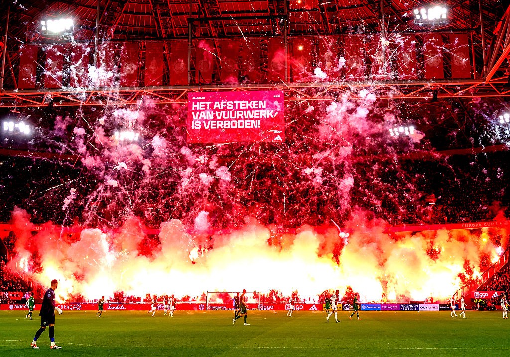 Explosão de fogos de artifício leva a abandono de jogo na Holanda; veja