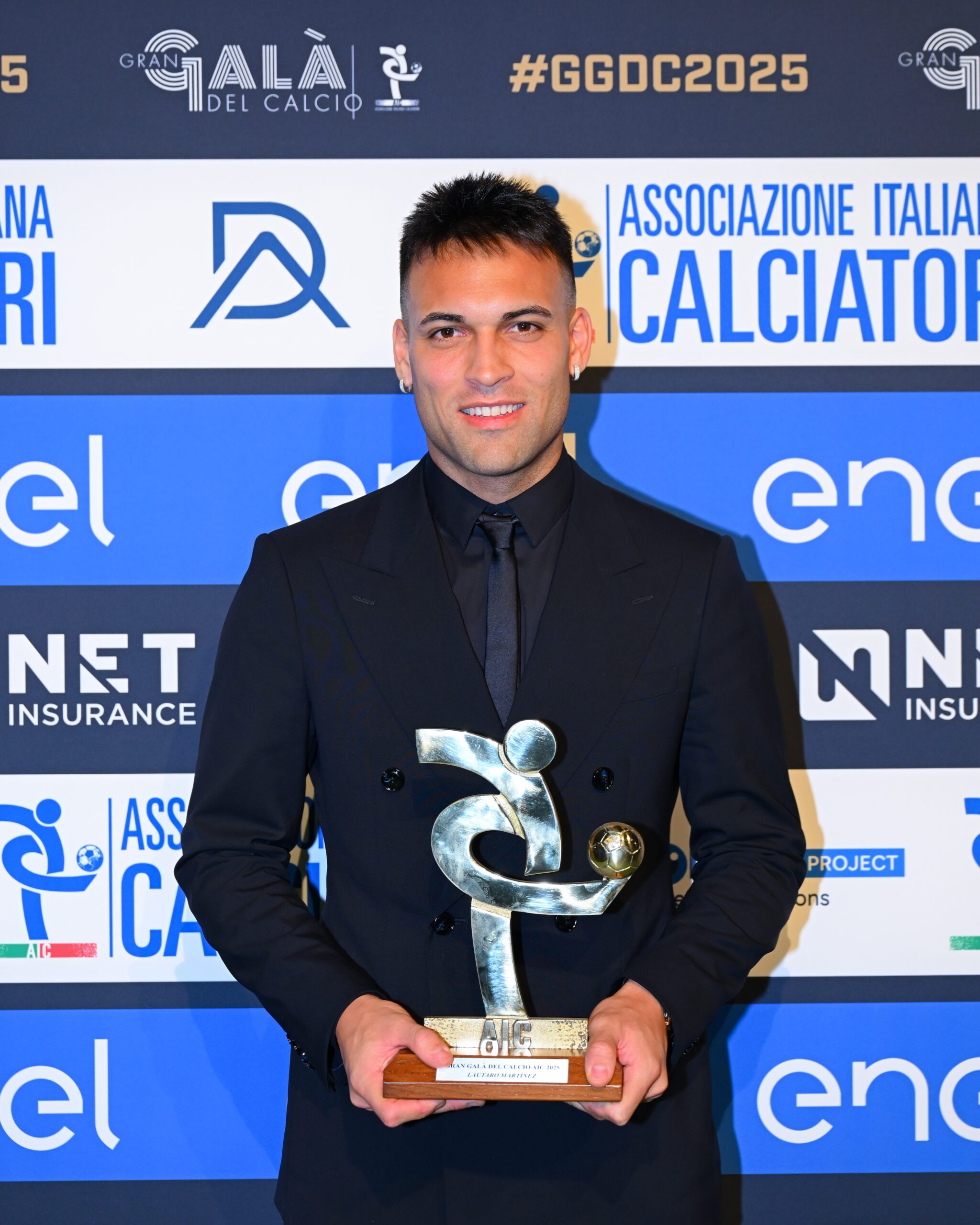 Lautaro Martínez rechaça atrito com técnico da Inter: “Me abraça mais do que a minha mulher”