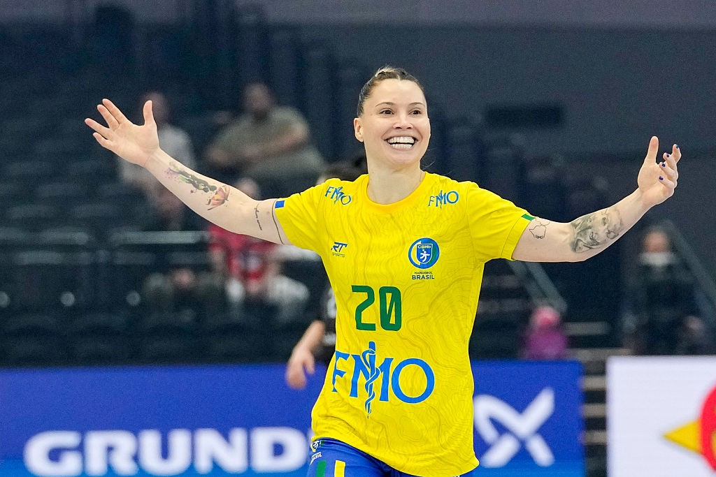 Brasileira faz golaço de costas em vitória sobre a Coreia do Sul no Mundial de handebol; veja