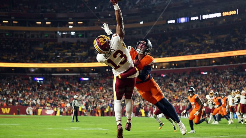 Touchdown do ano? Jogador dos Commanders se estica e faz recepção incrível com uma mão