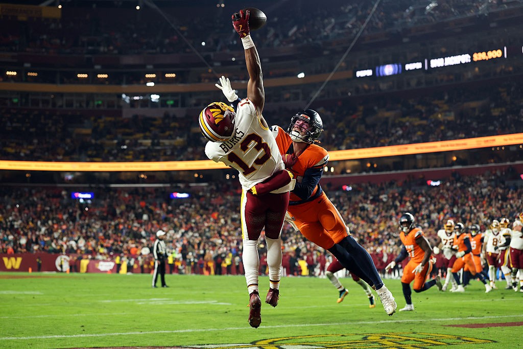 Touchdown do ano? Jogador dos Commanders se estica e faz recepção incrível com uma mão