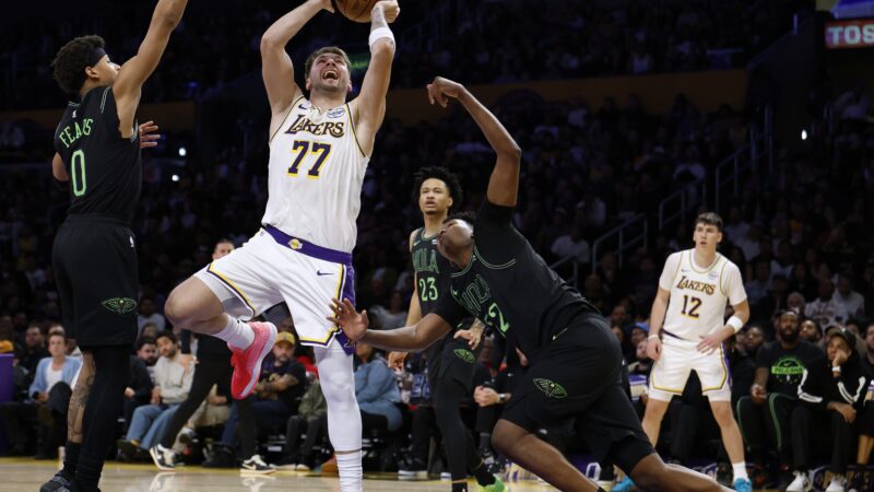 Doncic tem noite brilhante em vitória sobre os Pelicans e iguala marca de ídolos dos Lakers
