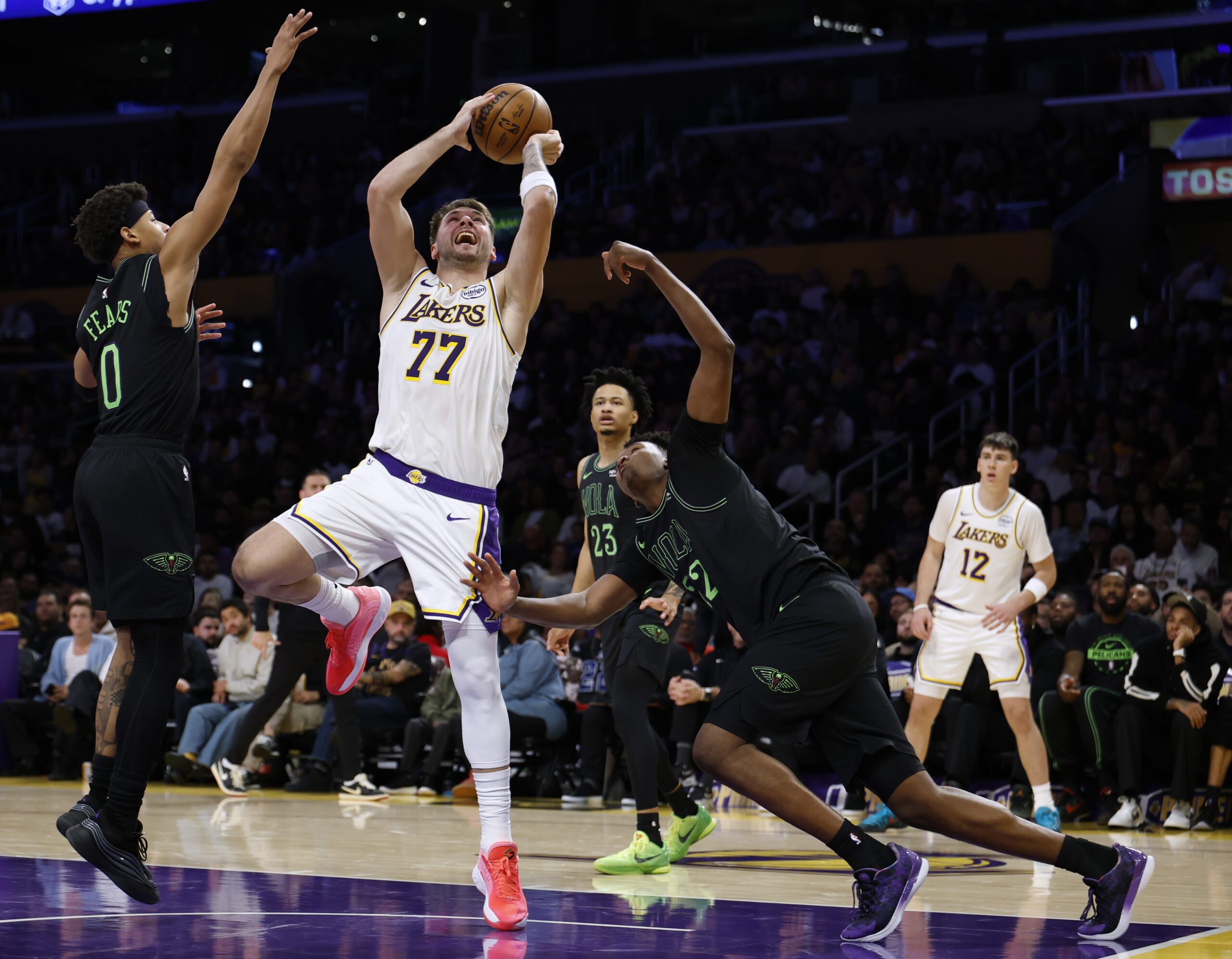 Doncic tem noite brilhante em vitória sobre os Pelicans e iguala marca de ídolos dos Lakers