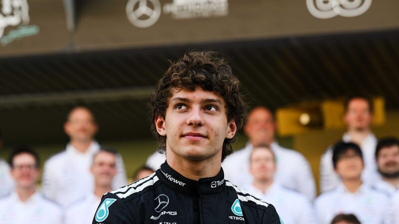 Calouro italiano da Mercedes elogia Ferrari, mas reforça compromisso com equipe