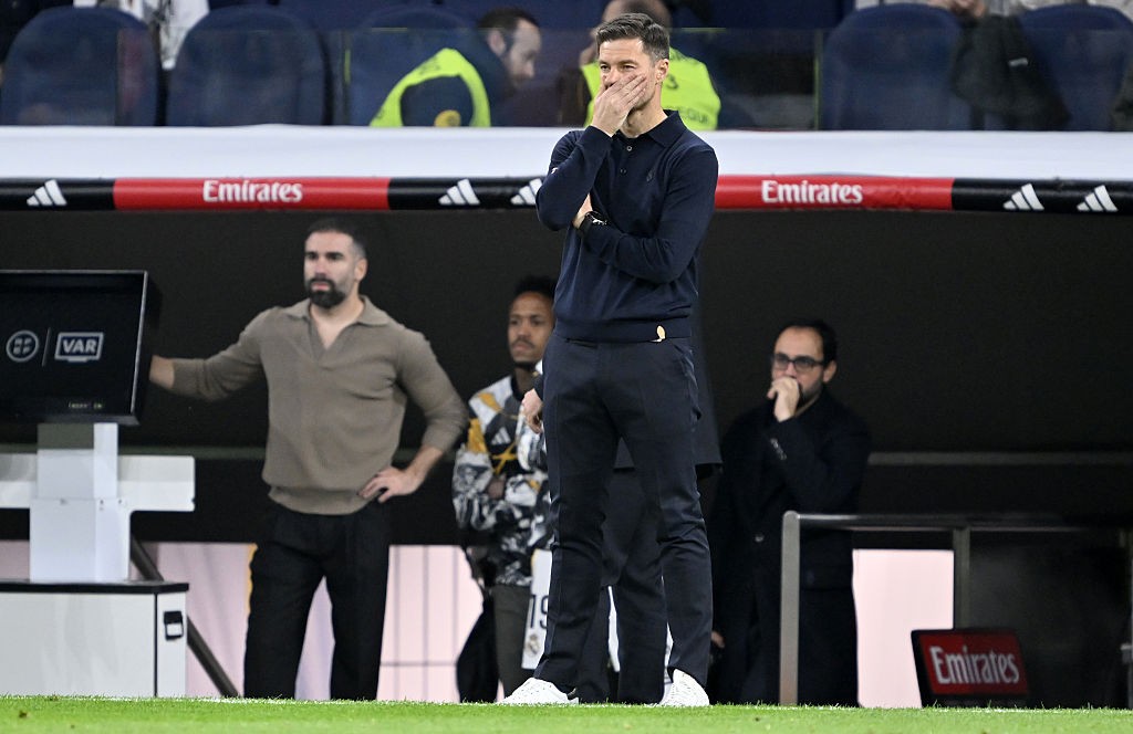 Xabi Alonso ignora pressão por crise no Real e especulação ligada ao Liverpool: “Quero estar aqui”