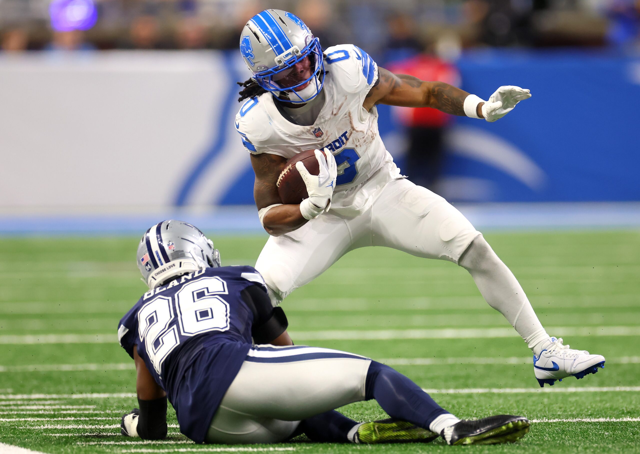 Jogador dos Lions dá finta desconcertante e deixa defensor dos Cowboys no chão; vídeo