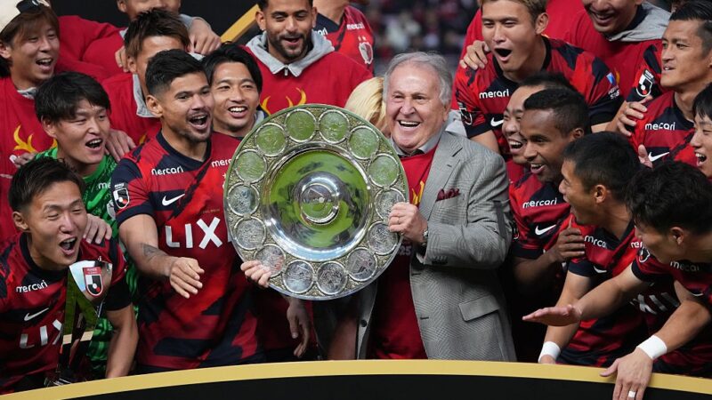 Zico levanta a taça com os jogadores do Kashima Antlers na conquista do título japonês