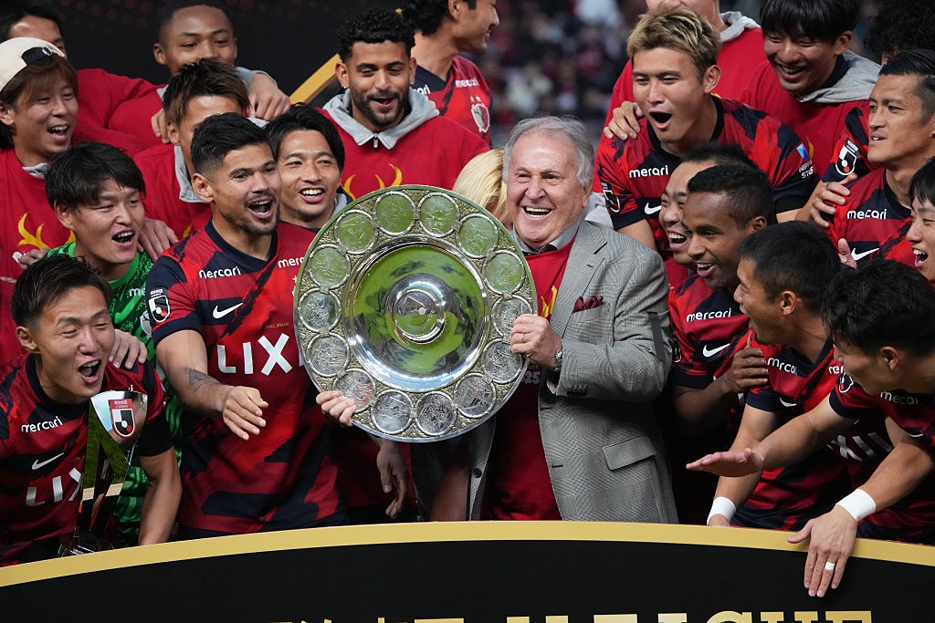 Zico levanta a taça com os jogadores do Kashima Antlers na conquista do título japonês