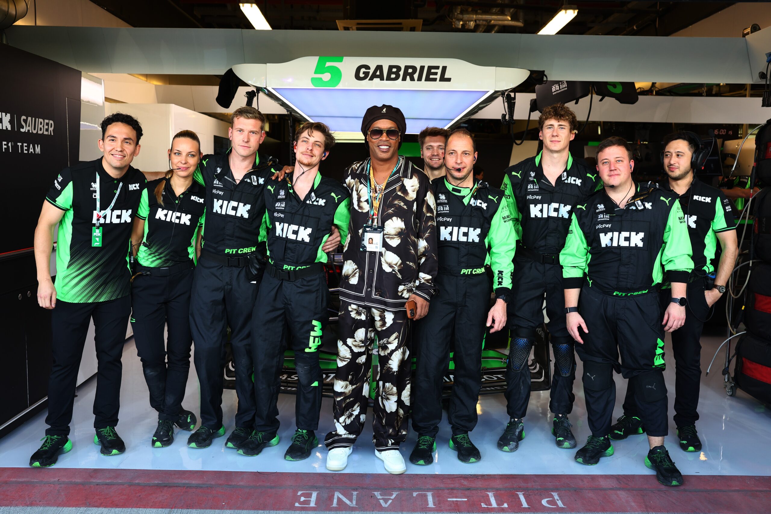 Ronaldinho Gaúcho, Sinner e outros famosos prestigiam GP de Abu Dhabi de F1; veja fotos