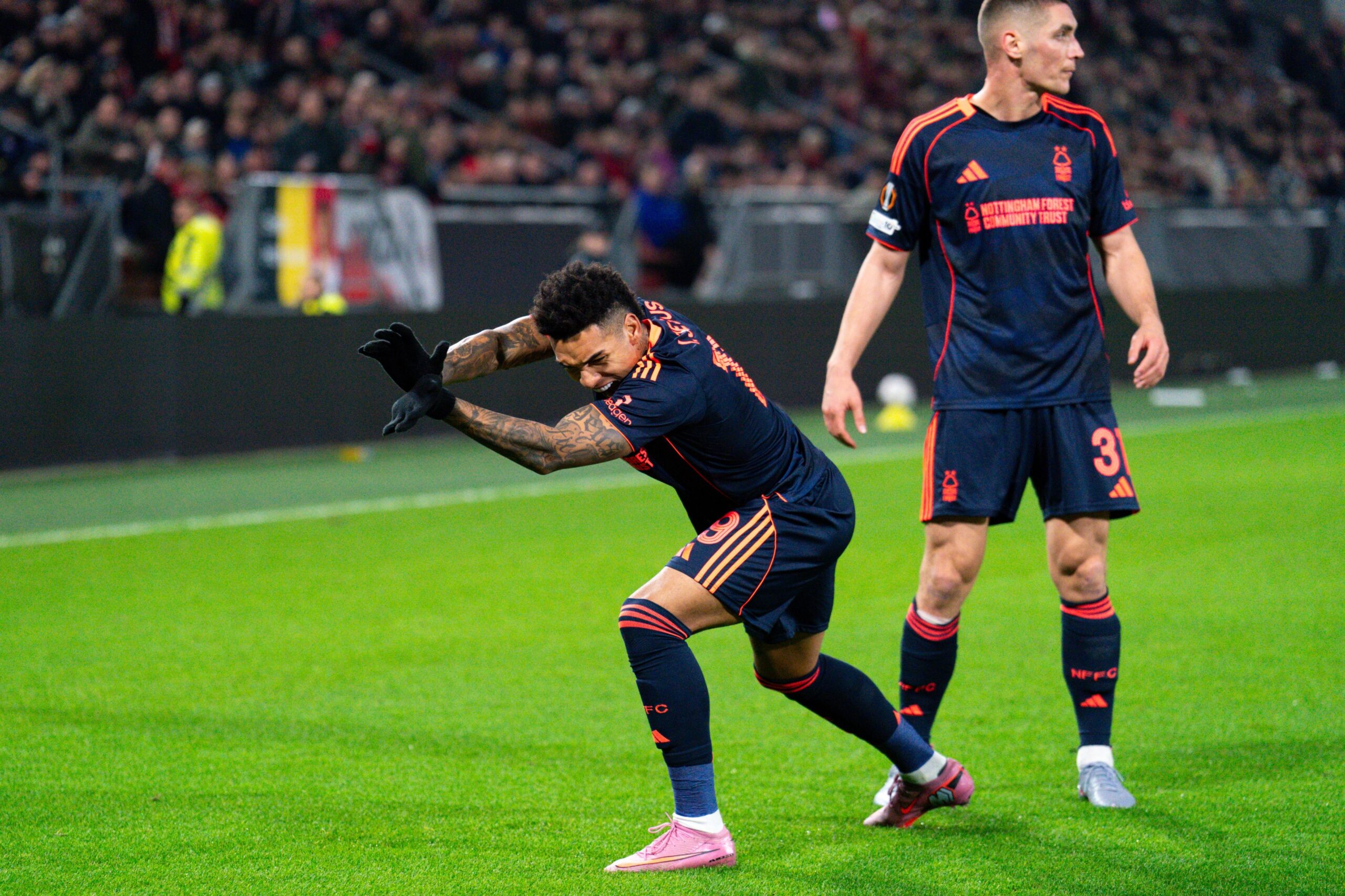 Antony e Igor Jesus marcam em vitórias de Betis e Nottingham Forest na Liga Europa; veja