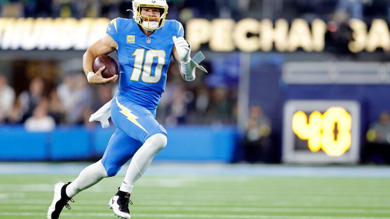 Uma semana após operar a mão quebrada, Herbert lidera vitória dos Chargers sobre os Eagles