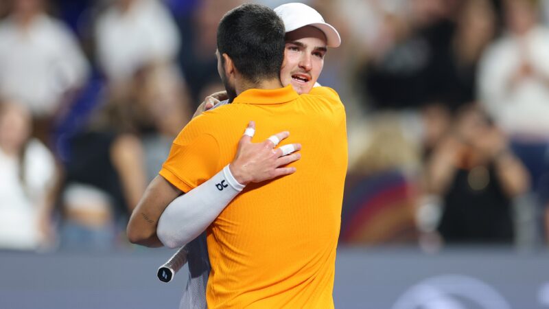 João Fonseca celebra primeiro duelo com Alcaraz e brinca: “Deixei ele ganhar no amistoso”