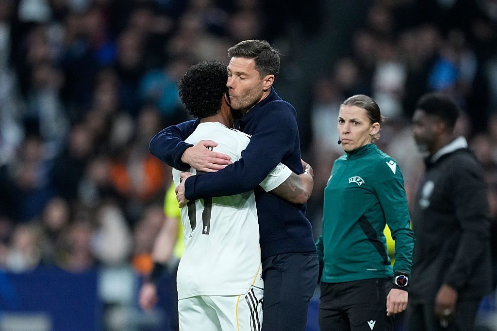 Rodrygo abraça Xabi e rechaça resposta a críticos com gol: “Não tenho que calar boca de ninguém”