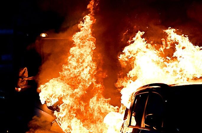 Torcedores do Genoa e Inter de Milão transformam entorno do estádio em praça de guerra; vídeo