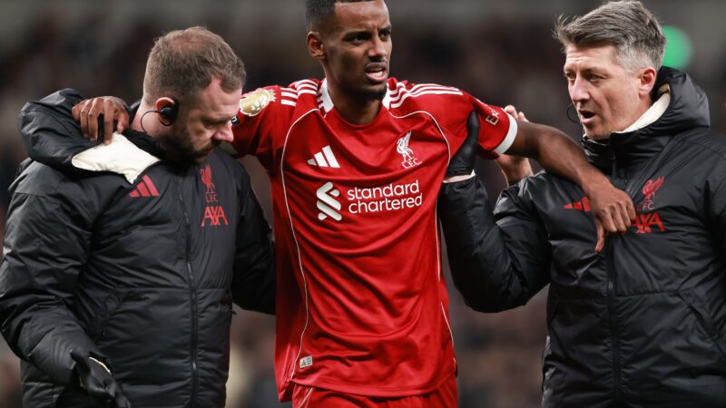 Arne Slot indica preocupação com lesão de Isak, mas diz: “Não vamos ser pessimistas”