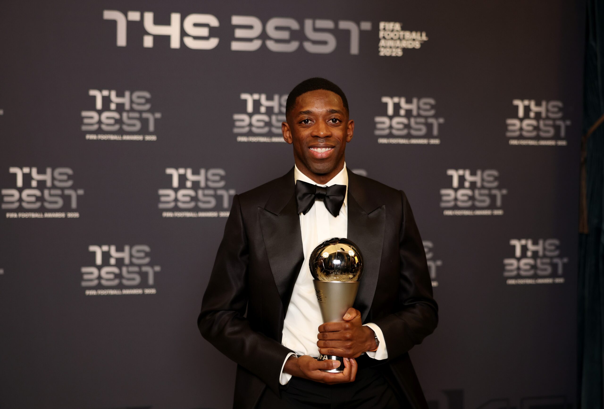Dembélé é eleito o melhor jogador do mundo no Globe Soccer Awards
