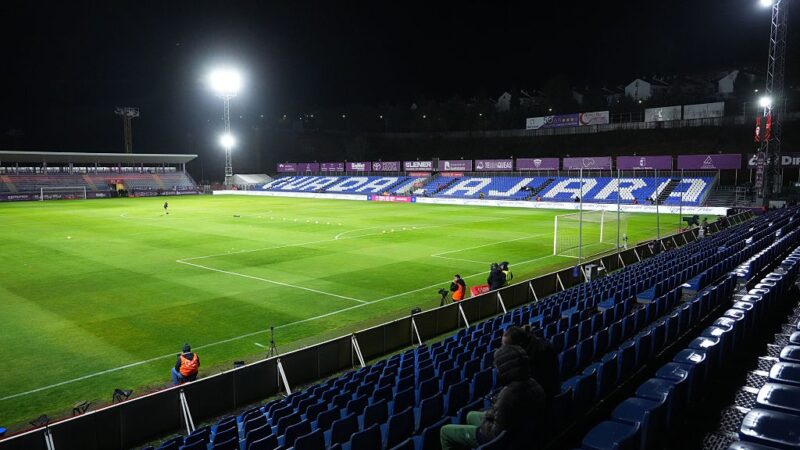 Jogo do Barcelona na Copa do Rei é atrasado por questões de segurança em arquibancada