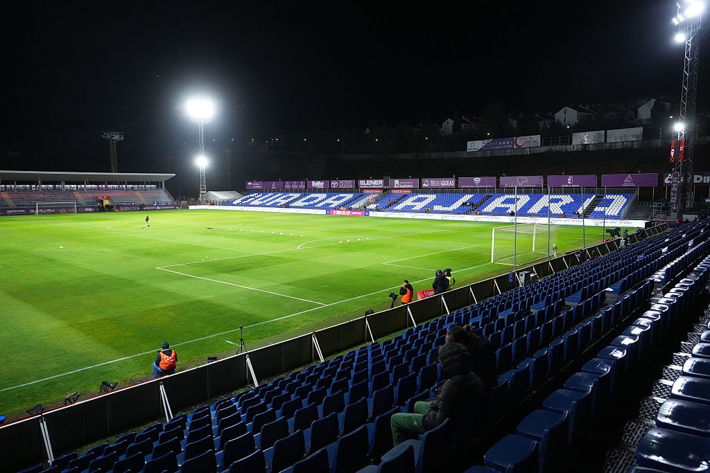 Jogo do Barcelona na Copa do Rei é atrasado por questões de segurança em arquibancada