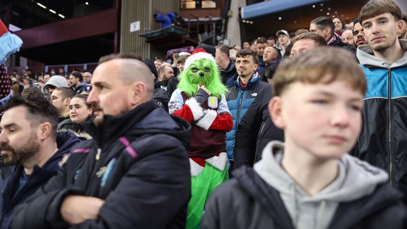 De Grinch a Papai Noel: torcedores se fantasiam em clima de Natal na Premier League; veja fotos