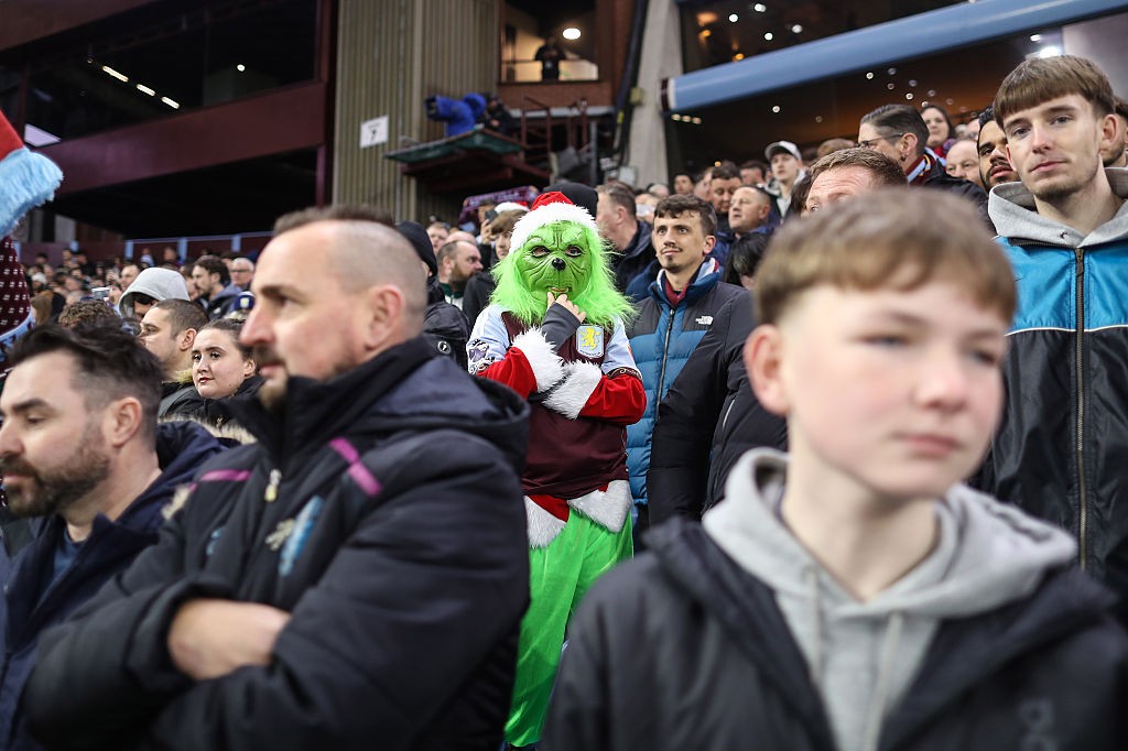 De Grinch a Papai Noel: torcedores se fantasiam em clima de Natal na Premier League; veja fotos