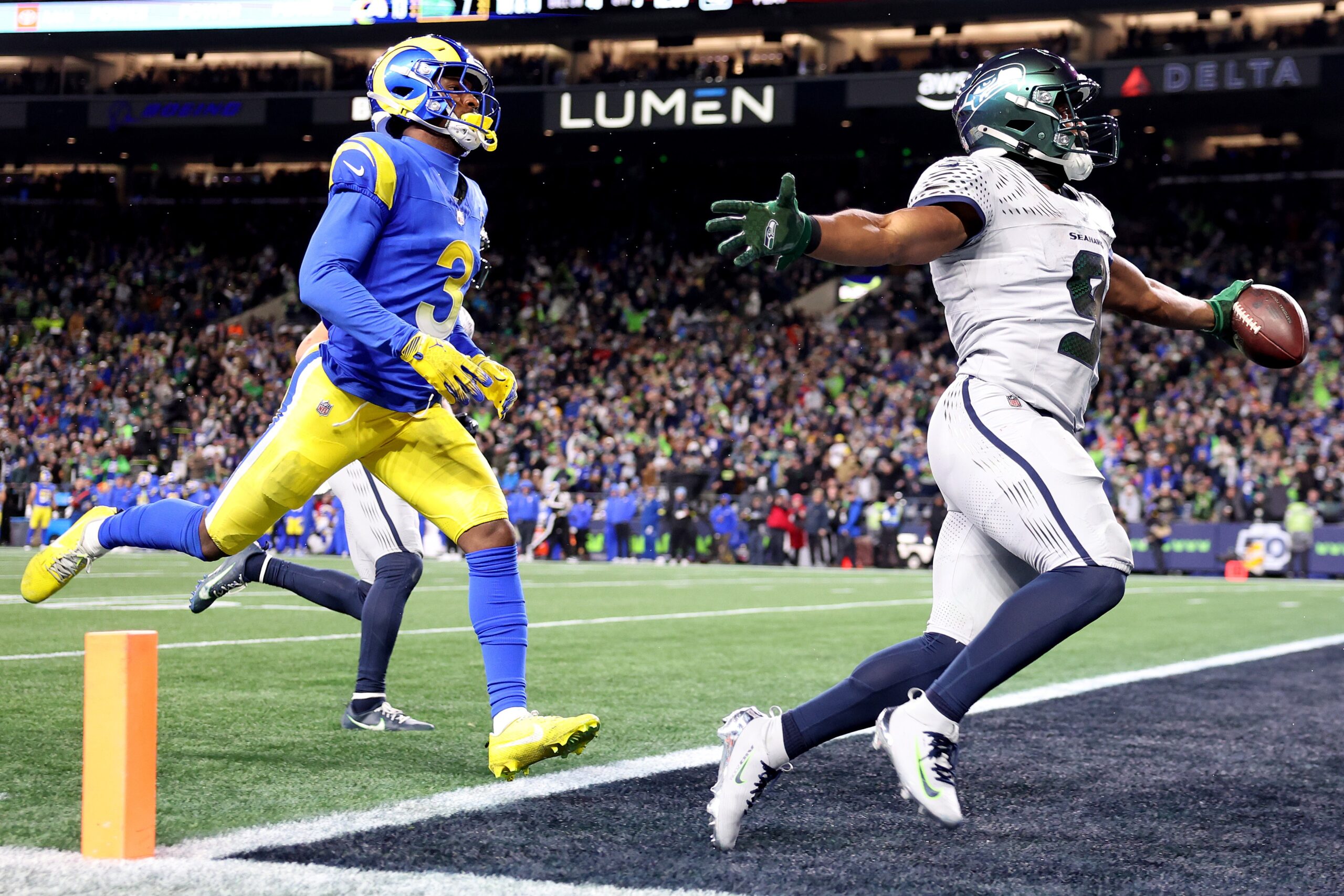 Com pontuação sem querer no VAR, Seattle faz milagre e vira contra Rams