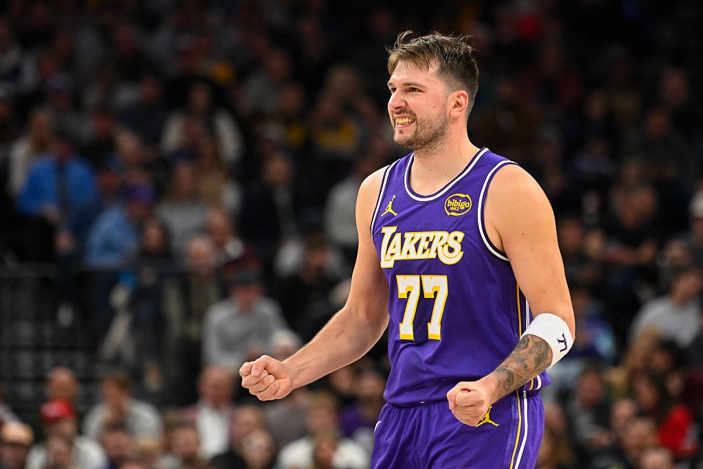 Doncic faz história, iguala feito raro de Cade Cunningham e lidera vitória dos Lakers