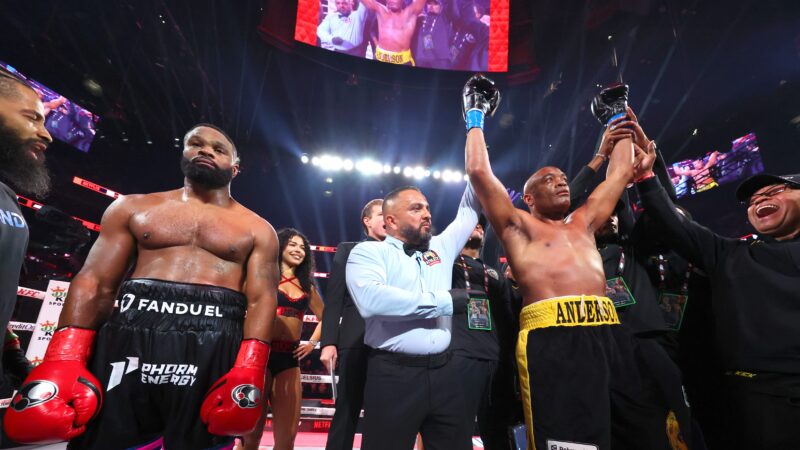 Anderson Silva vence Tyron Woodley por nocaute técnico no segundo round