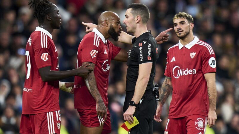 Brasileiro capitão do Sevilla leva seis jogos de suspensão após discussão com árbitro