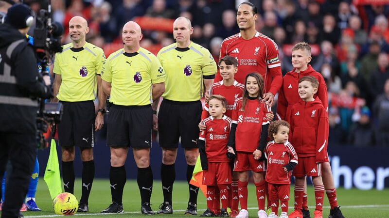 Filhos de Diogo Jota entram em campo com time do Liverpool; veja homenagem