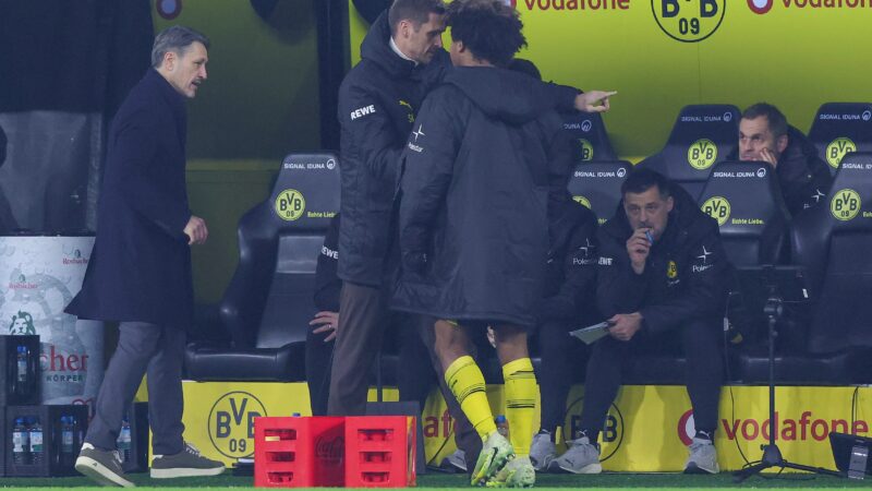 Atacante do Borussia se revolta com substituição, tenta deixar o campo, mas é impedido: “Senta lá”