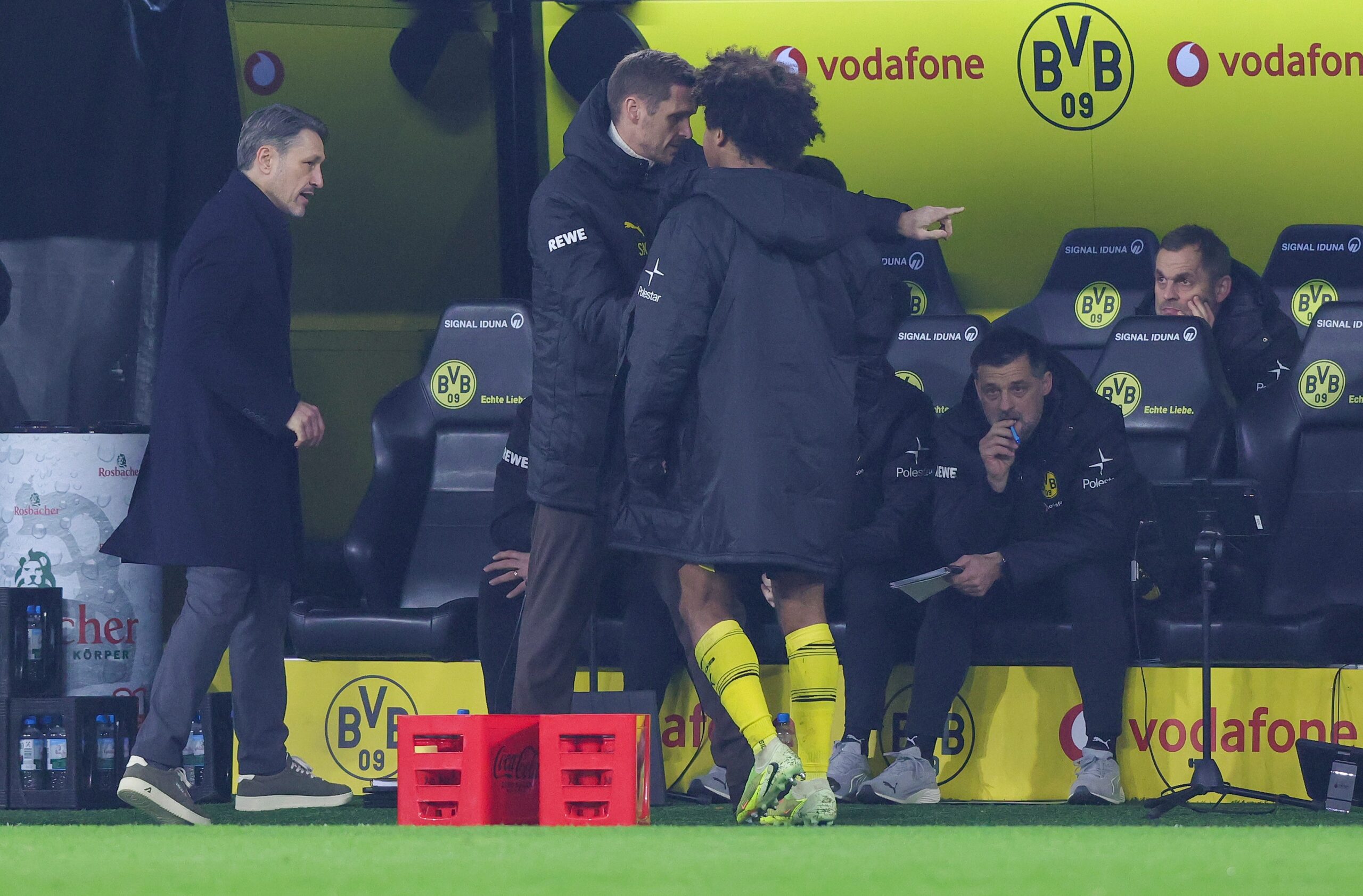 Atacante do Borussia se revolta com substituição, tenta deixar o campo, mas é impedido: “Senta lá”