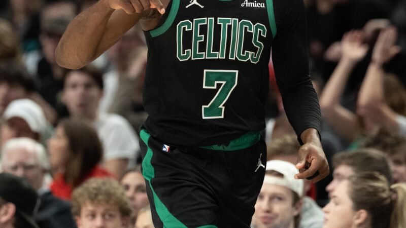 NBA: Jaylen Brown faz mais de 30 pontos pelo 9º jogo seguido, repetindo marca de Larry Bird