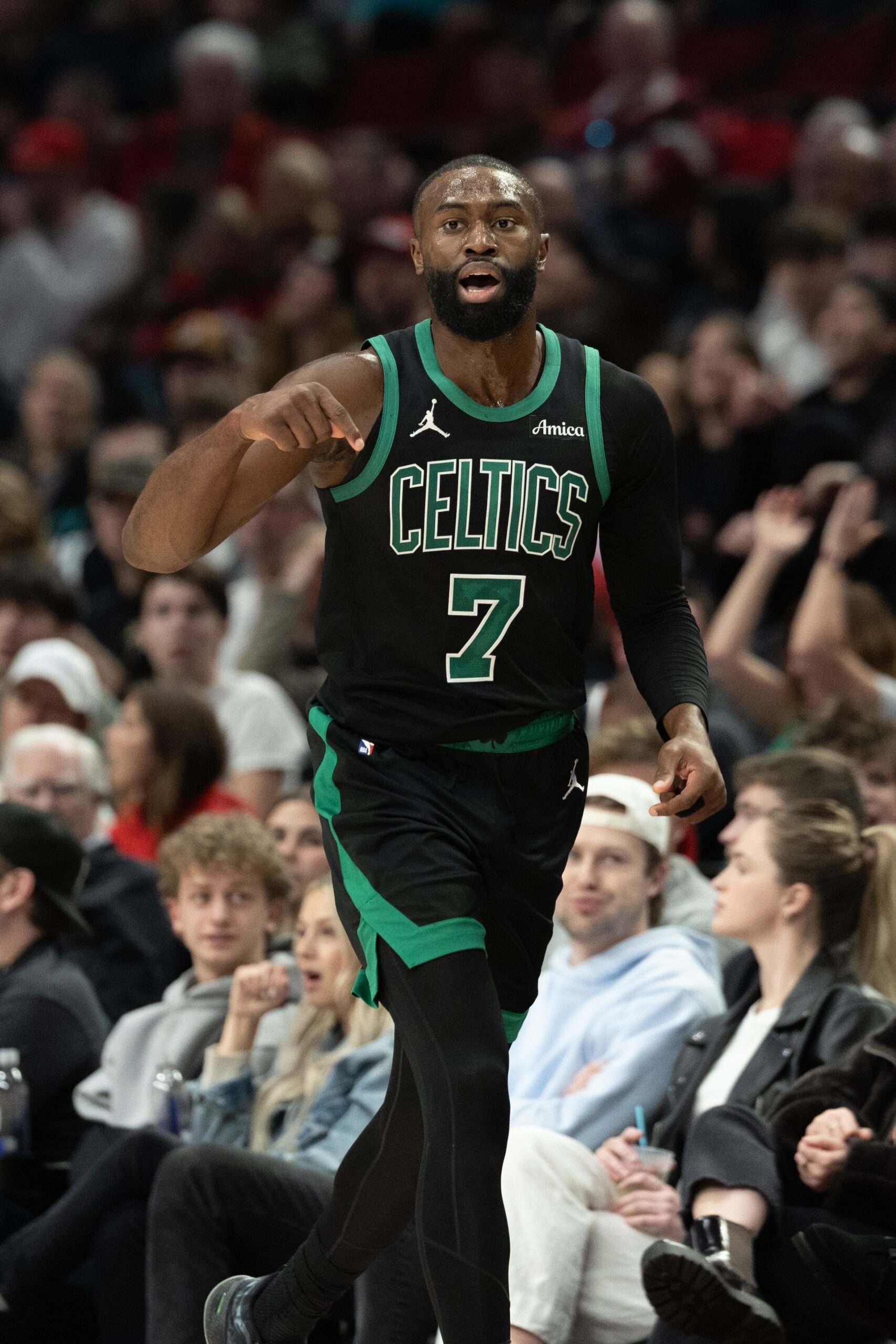 NBA: Jaylen Brown faz mais de 30 pontos pelo 9º jogo seguido, repetindo marca de Larry Bird