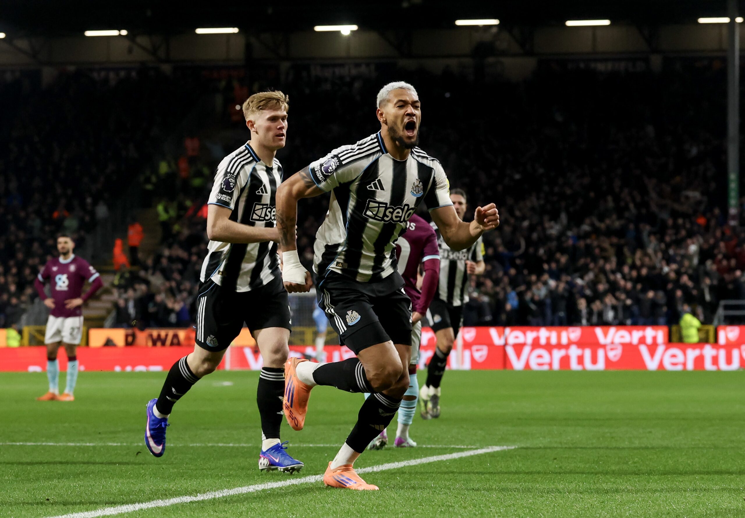 Joelinton chega a 200 jogos na Premier League com golaço: “Noite marcada na memória”