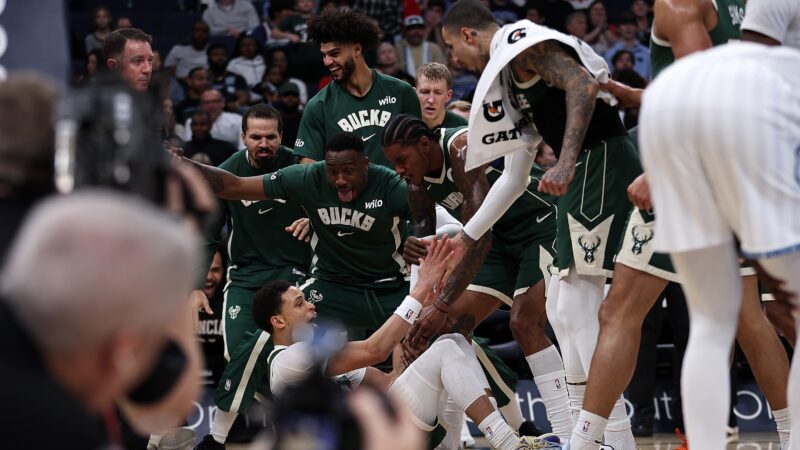 Ryan Rollins faz cesta de costas em Grizzlies x Bucks pela NBA