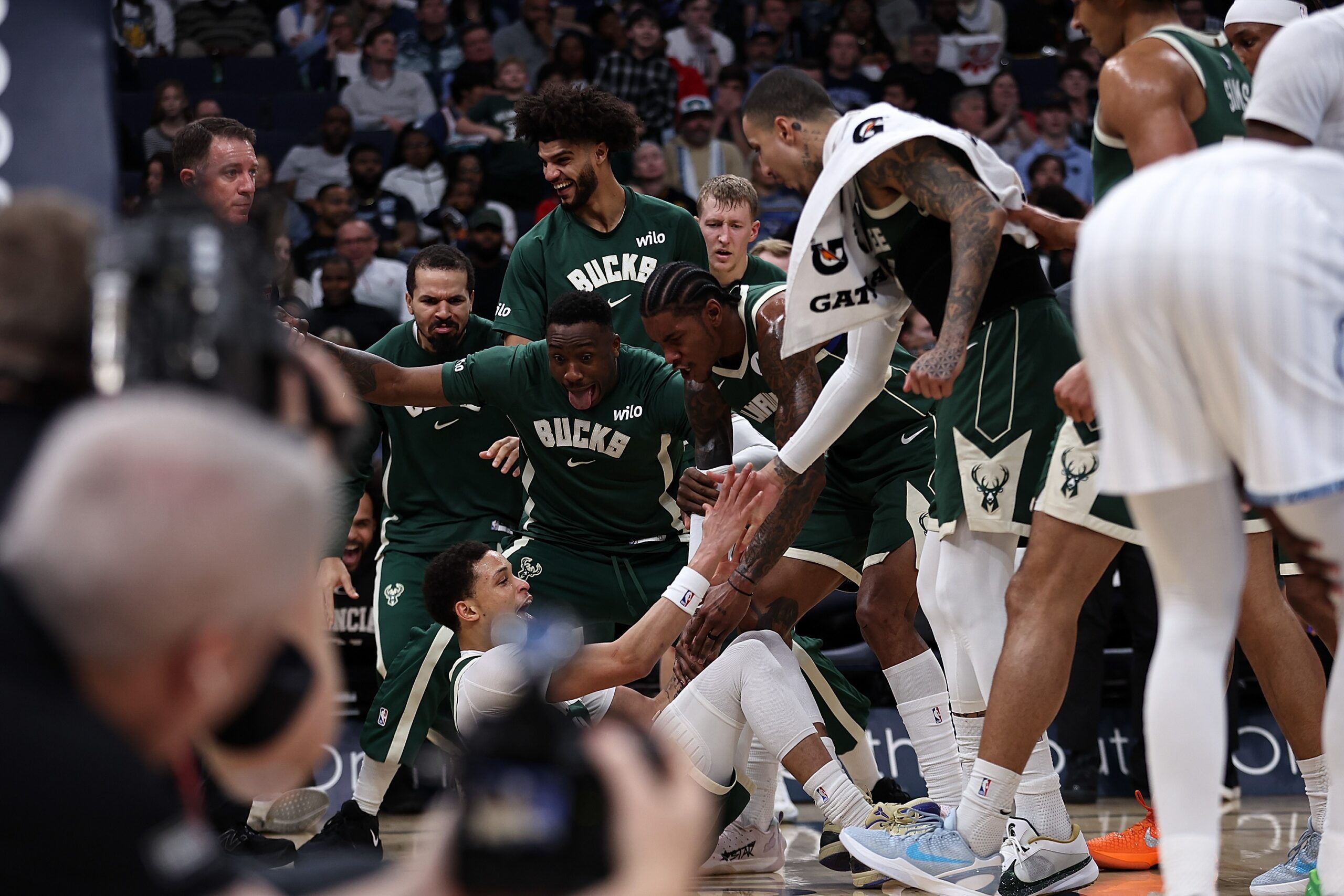 Ryan Rollins faz cesta de costas em Grizzlies x Bucks pela NBA